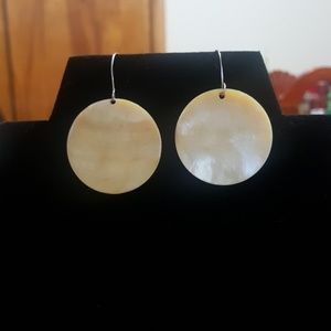 Creamy shell earrings